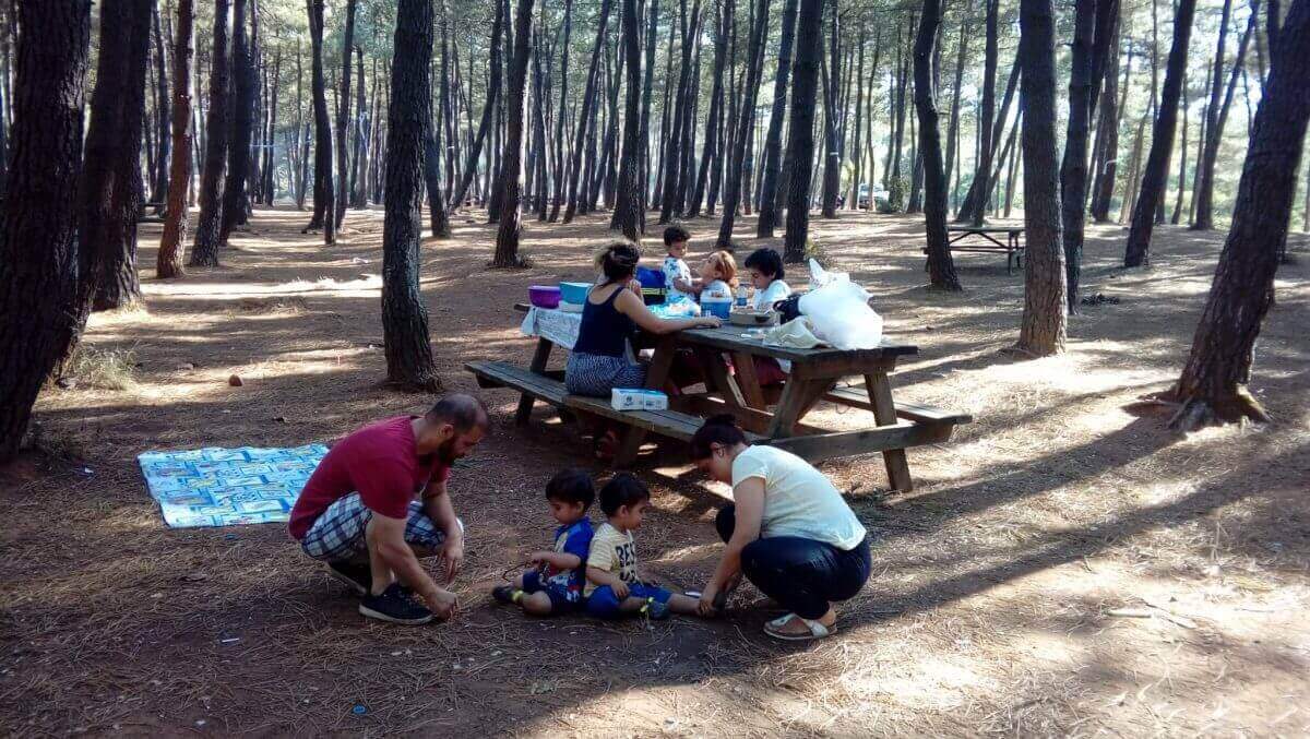 Aydos Ormanında Piknik yapan çocuklu aile 